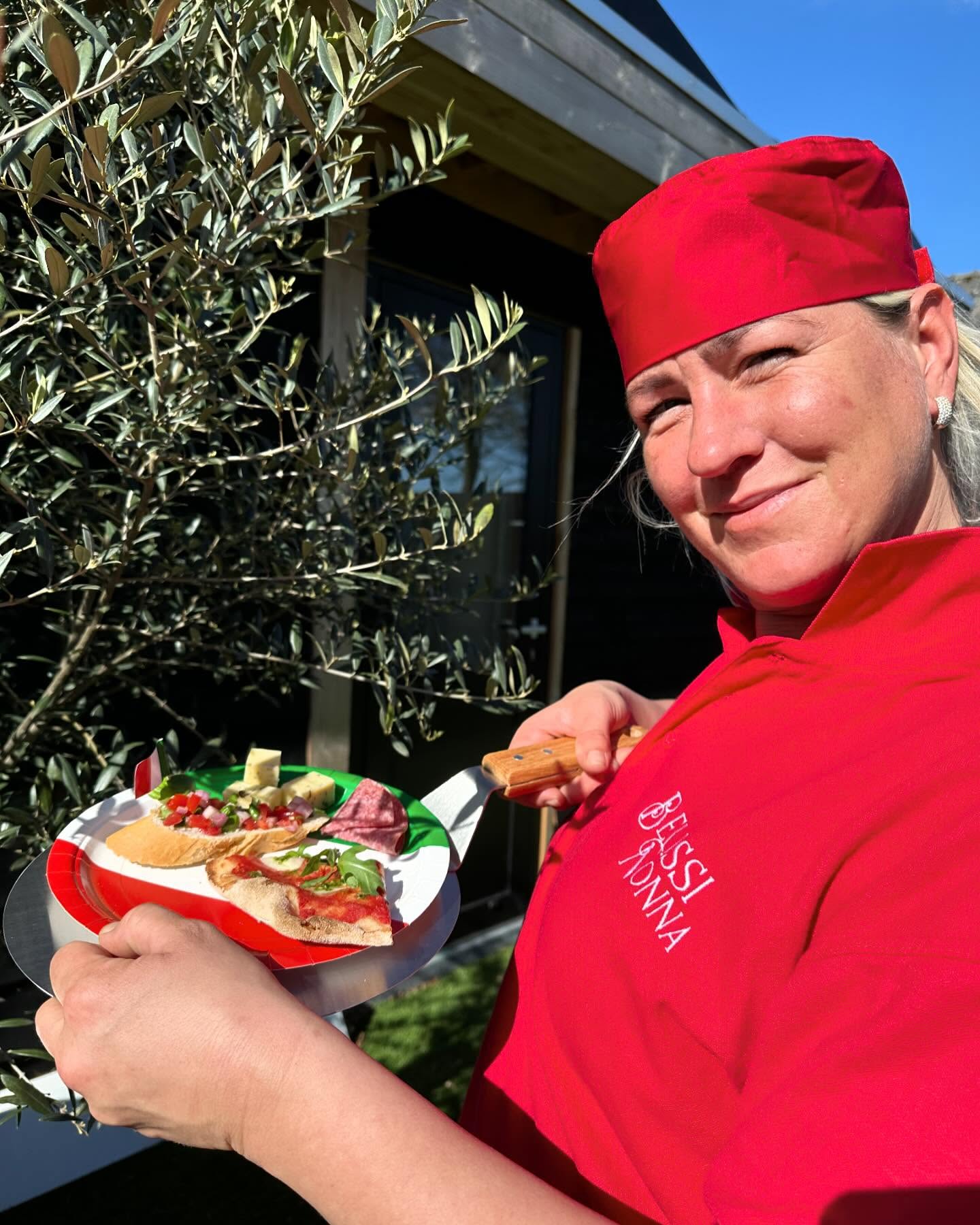 Caroline van Belissinonna met verse pizza uit de houtoven