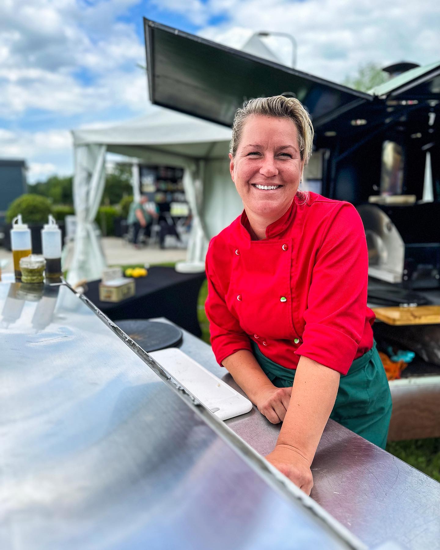 Caroline van Belissinonna klaar voor pizza catering in Nijkerk