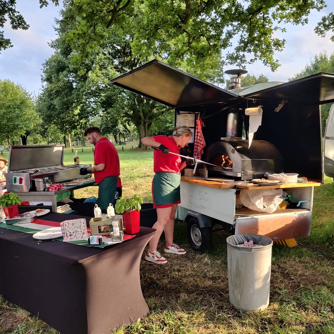 Belissinonna foodtruck setup op locatie met houtoven en ingrediënten