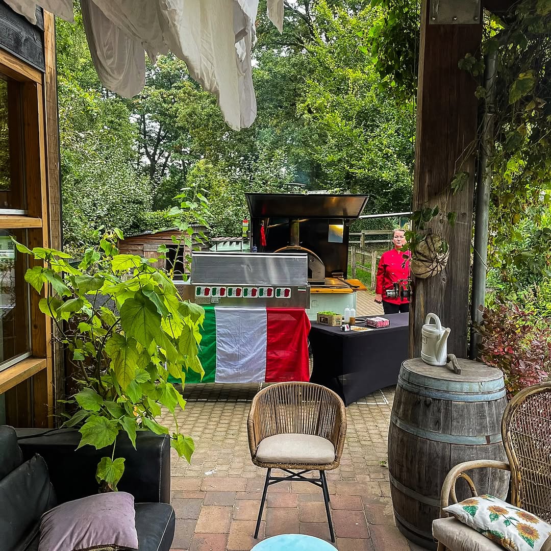 Belissinonna houtoven opgesteld op een privé tuinfeest