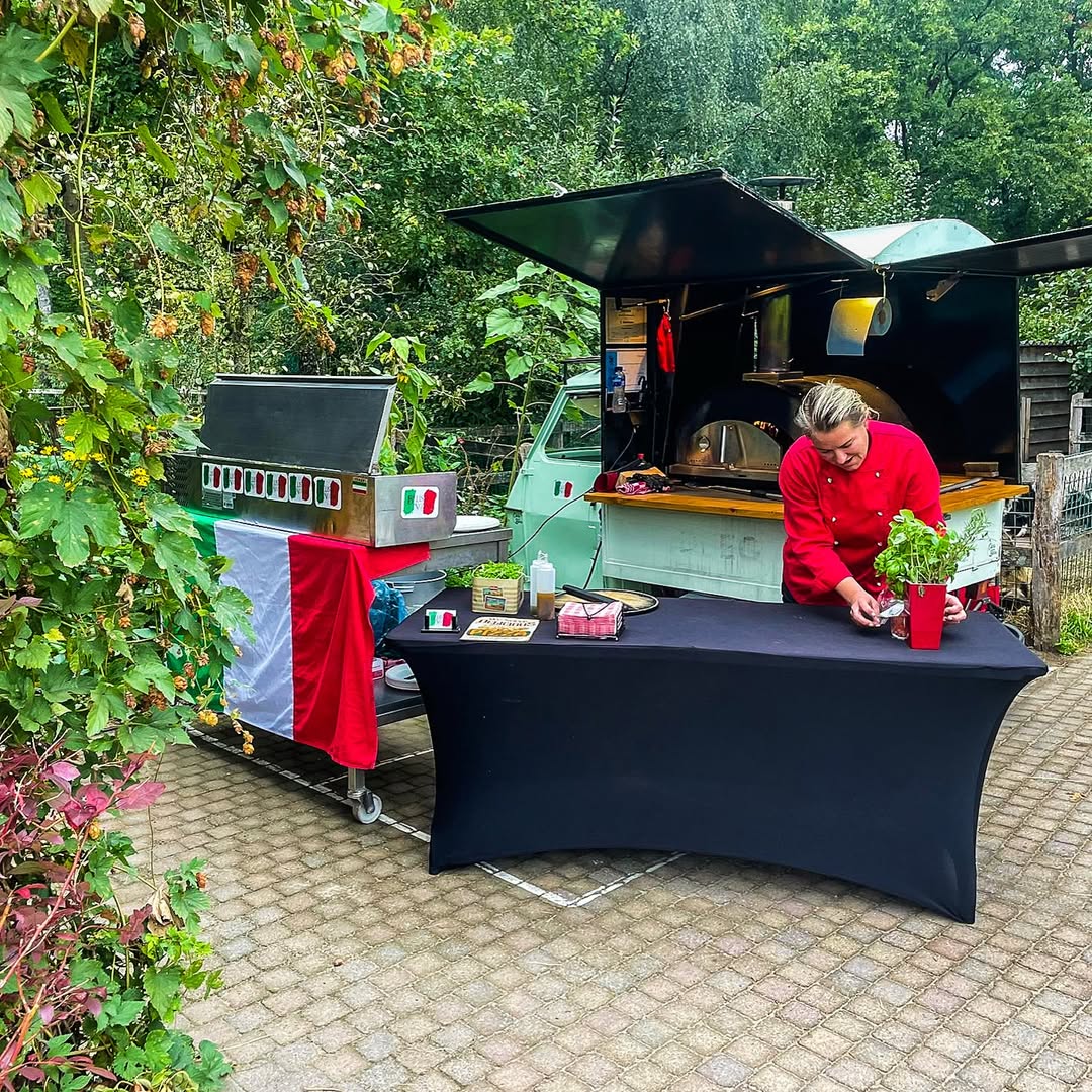Belissinonna bereidt verse pizza op de Veluwe bij Putten
